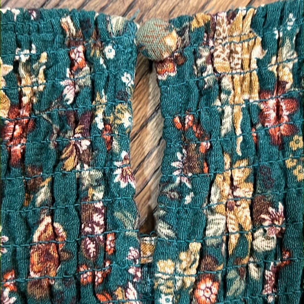Torrid Smocked Floral Blouse 2 2X Green Long Sleeves Ruffle Shoulders Boho Flowy - Picture 10 of 13